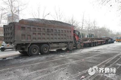 張店 兩貨車(chē)追尾致車(chē)頭損毀嚴(yán)重，交警迅速救援并疏導(dǎo)交通，提醒使用道路減速設(shè)備